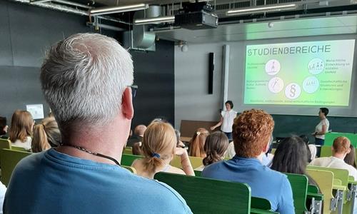 Zahlreiche Schnuppervorlesungen und offene Seminare boten einen Einblick in das Lehrangebot. 